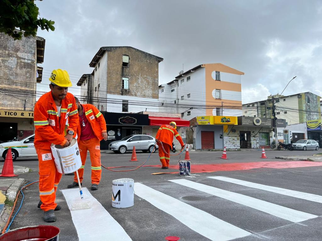 Prefeitura realiza pintura de sinalizações de trânsito no bairro Farolândia - SMTT Aracaju